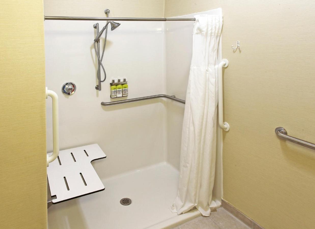 Holiday Inn Express & Suites - Sharon-Hermitage By Ihg West Middlesex Buitenkant foto