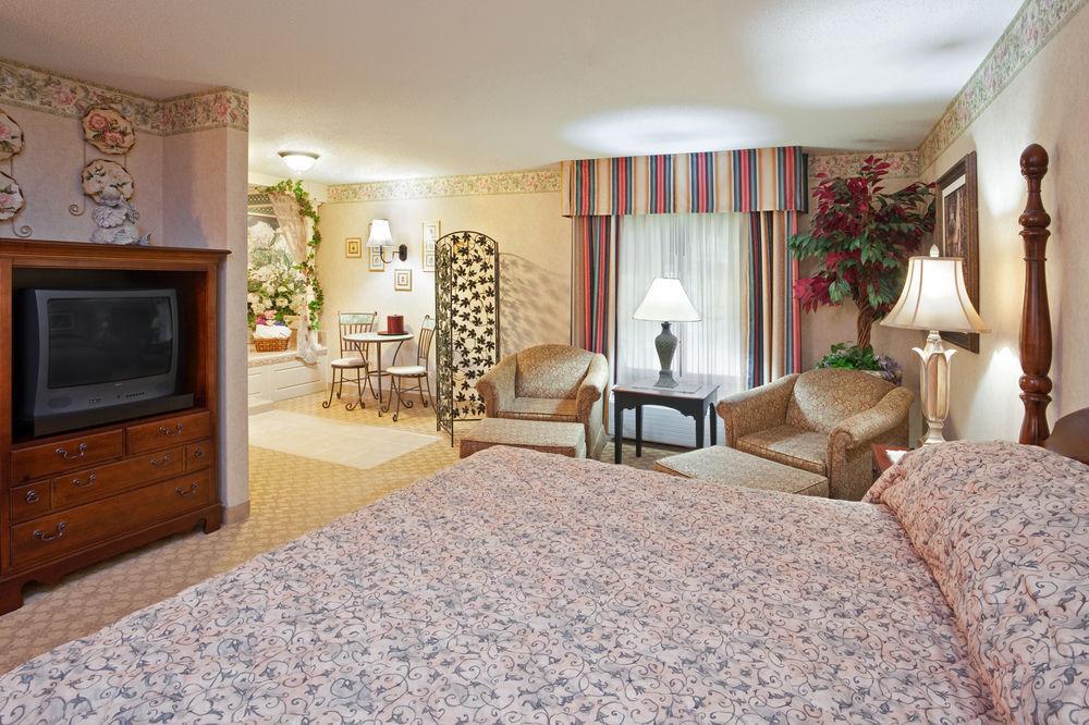 Holiday Inn Express & Suites - Sharon-Hermitage By Ihg West Middlesex Buitenkant foto