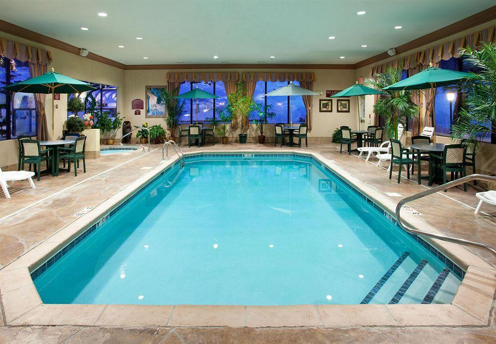 Holiday Inn Express & Suites - Sharon-Hermitage By Ihg West Middlesex Buitenkant foto