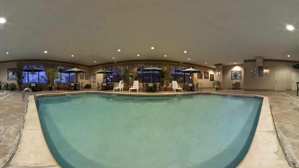Holiday Inn Express & Suites - Sharon-Hermitage By Ihg West Middlesex Buitenkant foto